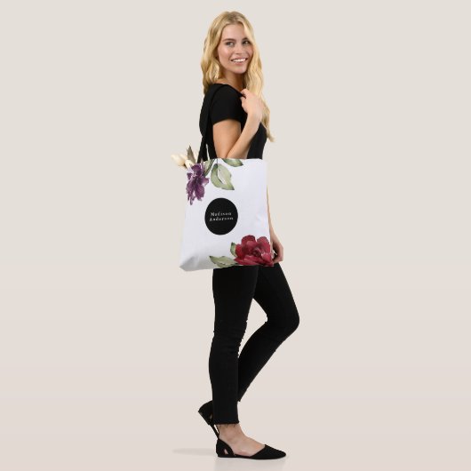 Elegante rode en Paarse Waterverf Bloemen met Naam Tote Bag (Op model)