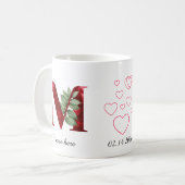 Elegante rode hart bloemrijke letter M begin mok (Voorkant links)