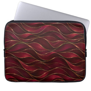 Elegante Rode Marmeren Golven met Gouden Accenten Laptop Sleeve