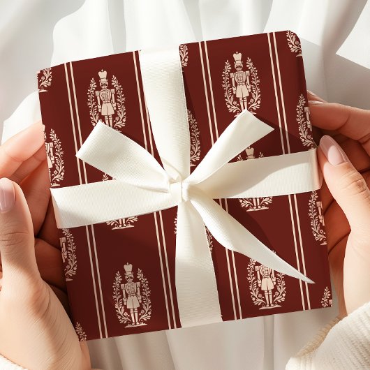 Elegante rode notenkraker cadeaupapier