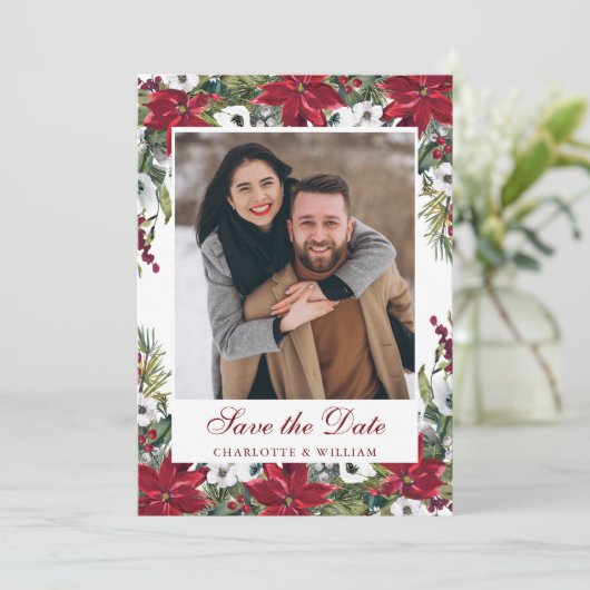 Elegante Rode Poinsettia Kerst Huwelijksfoto Save The Date (Staand voorkant)