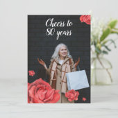 Elegante rode roos moeder foto 80e verjaardag kaart (Staand voorkant)