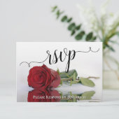 Elegante rode roos reflecties bruiloft RSVP kaartje (Staand voorkant)