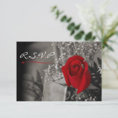 Elegante rode roos vervagen zwart en wit RSVP (Staand voorkant)