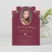 Elegante Rode Roze Gouden Foto Memorial Service Kaart (Staand voorkant)