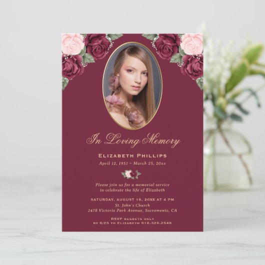 Elegante Rode Roze Gouden Foto Memorial Service Kaart (Staand voorkant)
