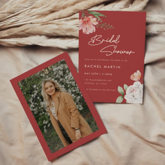 Elegante Rode Script Bloemige Bruidsfeest Foto Kaart