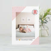 Elegante rode strepen Nieuwjaar 2024 rode foto Feestdagenkaart (Staand voorkant)