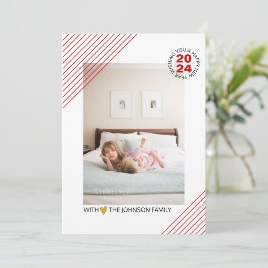 Elegante rode strepen Nieuwjaar 2024 rode foto Feestdagenkaart (Staand voorkant)