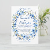 Elegante romantische blauwe bloemenkrans bruiloft kaart (Staand voorkant)
