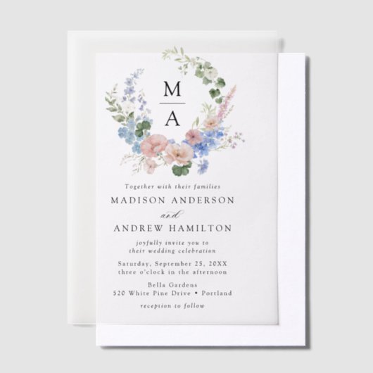 Elegante Romantische Bloemenkrans Monogram Huwelij Vellum Uitnodigingen (Offset)