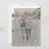 Elegante romantische script foto bruiloft kaart (Voorkant)