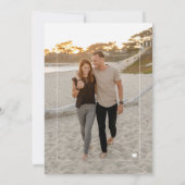 Elegante romantische script foto bruiloft kaart (Achterkant)