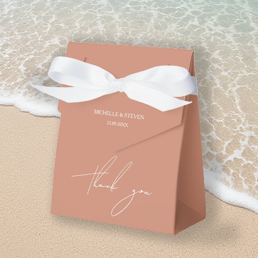 Elegante romantische terracotta koraalkalligrafie bedankdoosjes