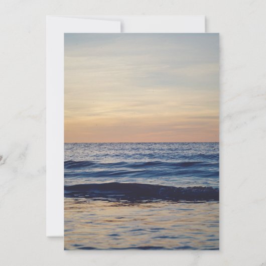 Elegante romantische Zee Waves Sunset Beach bruilo Kaart (Achterkant)