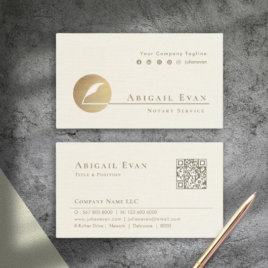 Elegante Romige Witte en Gouden Veer Logo Notaris Visitekaartje
