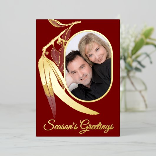 Elegante Rood Gouden Foto Eucalyptus Art Christmas Folie Feestdagenkaart (Staand Voorkant)