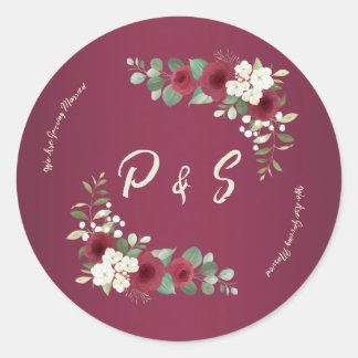 Elegante roodwijn & gouden bloemen bruiloft envelo ronde sticker