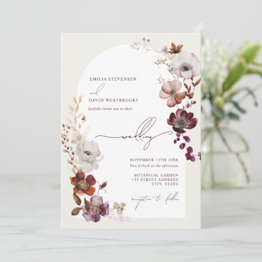 Elegante roodwijnkleurige bloemboog bruiloft kaart (Staand voorkant)