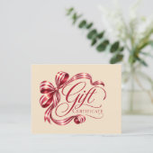 Elegante roodwijnkleurige strik QR-code cadeaubon (Staand voorkant)