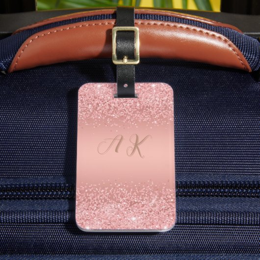 Elegante Rose Goud Luxe Schittering Monogram Bagagelabel (Voorkant Insitu 2)