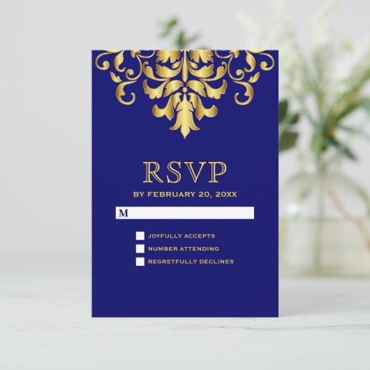 Elegante Royal Blue Gold Damask bruiloft RSVP Kaartje (Staand voorkant)