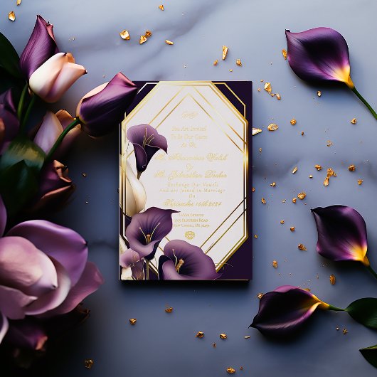 Elegante Royal Paarse en gouden Calla Lily bruilof Folie Uitnodiging