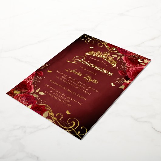 Elegante Royal Red Rose Gold Swirl Quinceanera Folie Uitnodiging (Gedraaid)