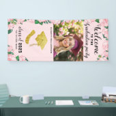 Elegante Roze Bloemen Een Foto Welkom Afstuderen Spandoek (Beurs)
