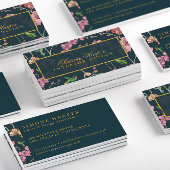 Elegante roze bloemen en vogels op donkerblauw visitekaartje