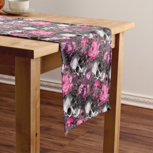 Elegante roze bloemenschedel korte tafelloper (Voorbeeld)