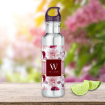 Elegante roze bloemenstreep Monogram Personalisere Waterfles<br><div class="desc">Dit prachtige ontwerp bestaat uit een assortiment magenta en roze waterverf bloemmotieven met een zachte mauve achtergrond. Dit prachtige ontwerp biedt een gepersonaliseerde touch met een centraal gebied voor aanpassing, zodat u jouw naam en initialen kunt toevoegen. Ze maken buitengewone geschenken voor verschillende gelegenheden, waaronder bruiloften, bruidsmeisjes cadeaus, verjaardagen, jubilea,...</div>