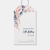 Elegante roze bloemige 70e verjaardag op maat cadeaulabel (Voorkant)