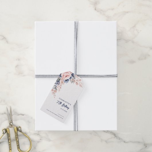 Elegante roze bloemige 70e verjaardag op maat cadeaulabel (Met Touw)