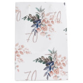 Elegante roze bloemige 70e verjaardag op maat medium cadeauzakje (Voorkant)