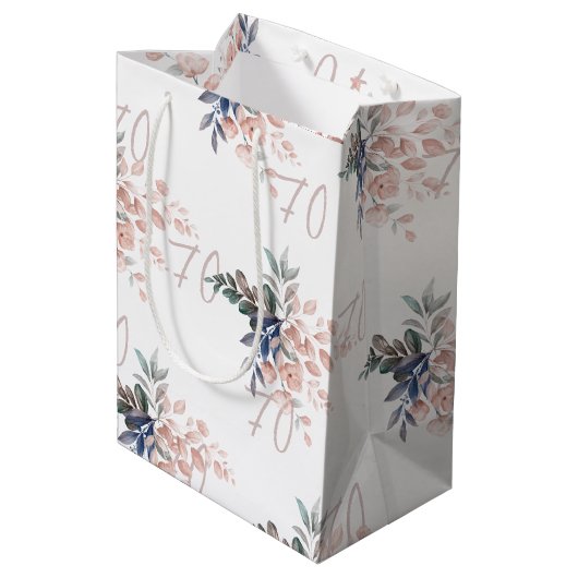 Elegante roze bloemige 70e verjaardag op maat medium cadeauzakje (Achterkant Gekanteld)