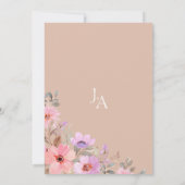 Elegante Roze Bloemige Monogram Bruiloft Kaart (Achterkant)