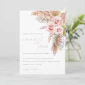 Elegante Roze Bloemige Monogram Trouw Kaart (Staand voorkant)