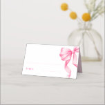 Elegante Roze Blush Bow Vrijgezellenfeest Tafel Plaatskaartje<br><div class="desc">Voeg een vleugje charme en sophisticatie toe aan uw tafelomgeving met deze waterverf blush roze boogplaatskaarten. Met een handgeschilderd roze lintontwerp met zachte, sierlijke rondingen, brengen ze precies de juiste hoeveelheid elegantie en eigenzinnigheid naar elk feest - van vrijgezellenfeesten en repetitiediners tot bruiloften en theefeesten. Deze stijlvolle plaatskaarten helpen uw...</div>
