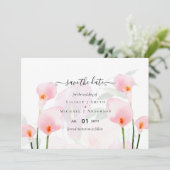 Elegante Roze Calla Lelie Trouw Datum Bewaren QR C Kaart (Staand voorkant)