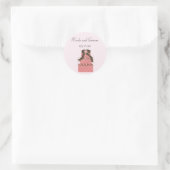 Elegante roze en chocolade bruiloftstaart ronde sticker (Tas)