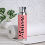 Elegante Roze en Zwarte Esthetische Gepersonalisee Waterfles<br><div class="desc">Blijf stijlvol gehydrateerd met deze elegante roze en zwarte gepersonaliseerde waterfles. Met een modern en trendy ontwerp is deze aangepaste fles perfect voor de sportschool, het kantoor of onderweg. Personaliseer het gemakkelijk met je eigen naam of monogram om een uniek geschenk voor jezelf of een vriend te creëren!</div>