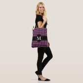 Elegante Roze Geruite Monogram Tote Bag (Op model)