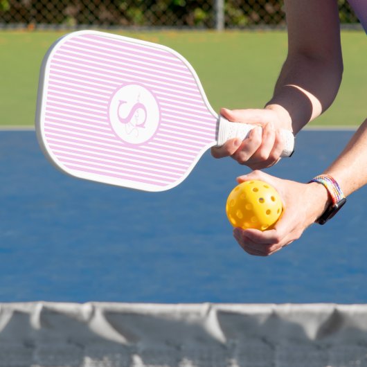 Elegante Roze Gestreepte Monogram Pickleball Paddl Paddle (Insitu)