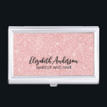 Elegante roze glitter visitekaarthouder<br><div class="desc">Dit gepersonaliseerde roze glitter visitekaartje hoesje heeft jouw naam in zwarte tekst op een mooie roze glitter achtergrond. Pas het hoesje aan met de naam en het beroep van uw keuze. Perfect voor een kapper,  make-up artiest of op het gebied van een schoonheidsspecialiste. Ontworpen voor u door Blackberry Boulevard.</div>