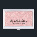 Elegante roze glitter visitekaarthouder<br><div class="desc">Dit gepersonaliseerde roze glitter visitekaartje hoesje heeft jouw naam in zwarte tekst op een mooie roze glitter achtergrond. Pas het hoesje aan met de naam en het beroep van uw keuze. Perfect voor een kapper,  make-up artiest of op het gebied van een schoonheidsspecialiste. Ontworpen voor u door Blackberry Boulevard.</div>