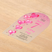 Elegante roze hartballonnen 7e verjaardagsfeest acryl uitnodigingen (Laagn)