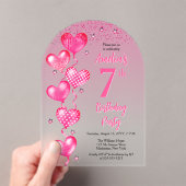 Elegante roze hartballonnen 7e verjaardagsfeest acryl uitnodigingen (Insitu (Draagbaar))