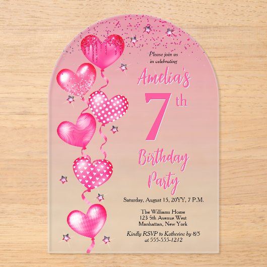 Elegante roze hartballonnen 7e verjaardagsfeest acryl uitnodigingen (Voorkant)