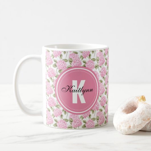 Elegante Roze Hydrangea Bloemen Patroon Monogram Koffiemok (Met donut)